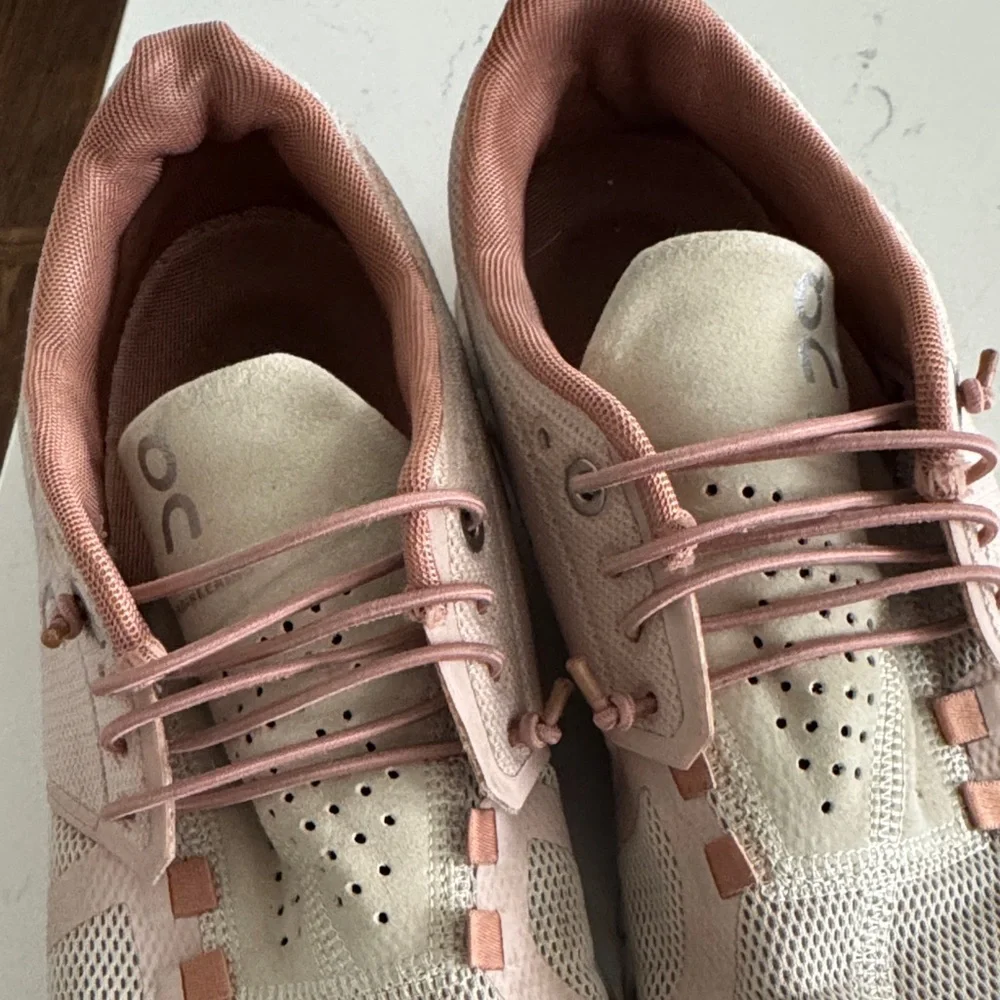 On Running Women's Athletic Shoes - Picture 7 of 8